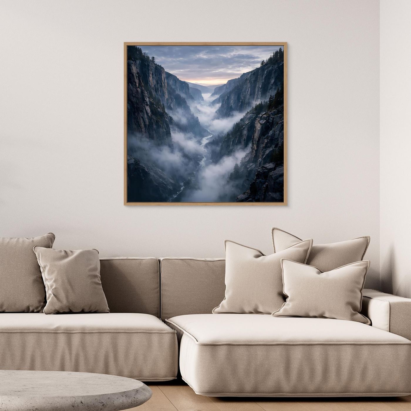 Leinwandbild mit Gebirgsschlucht und Nebel in Grau-Blau, mit hellem Holzrahmen