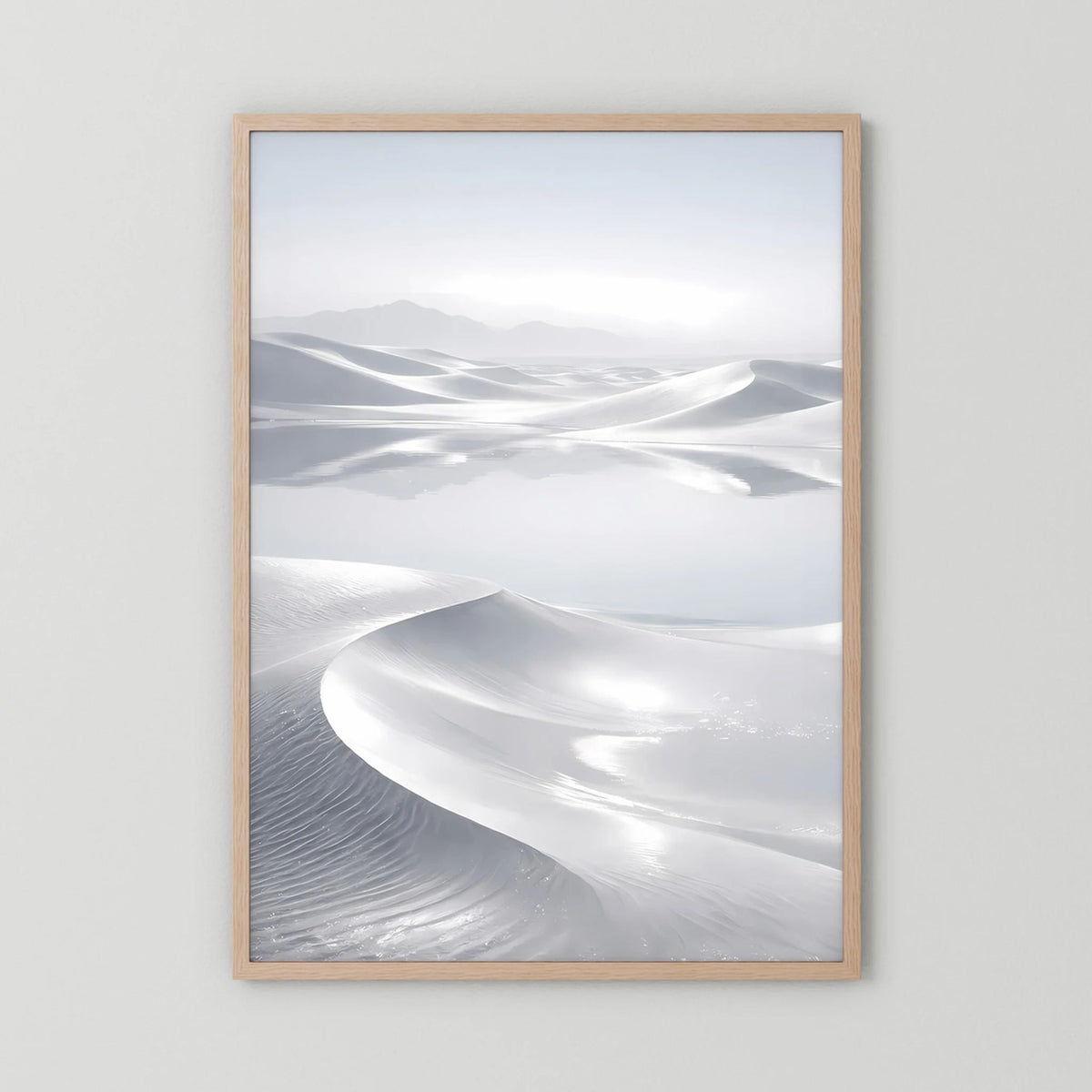 Wandposter im Hochformat mit hellem Holzrahmen und Dünenlandschaft in Weiß/Grau