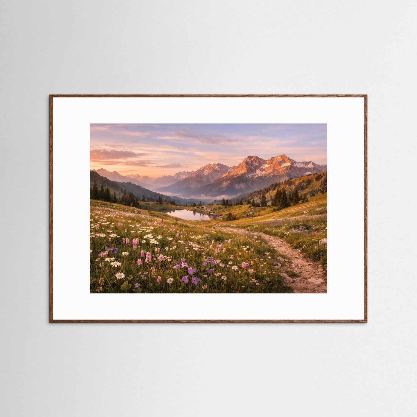 Landschafts-Panorama-Poster mit braunem Rahmen und blühender Almwiese