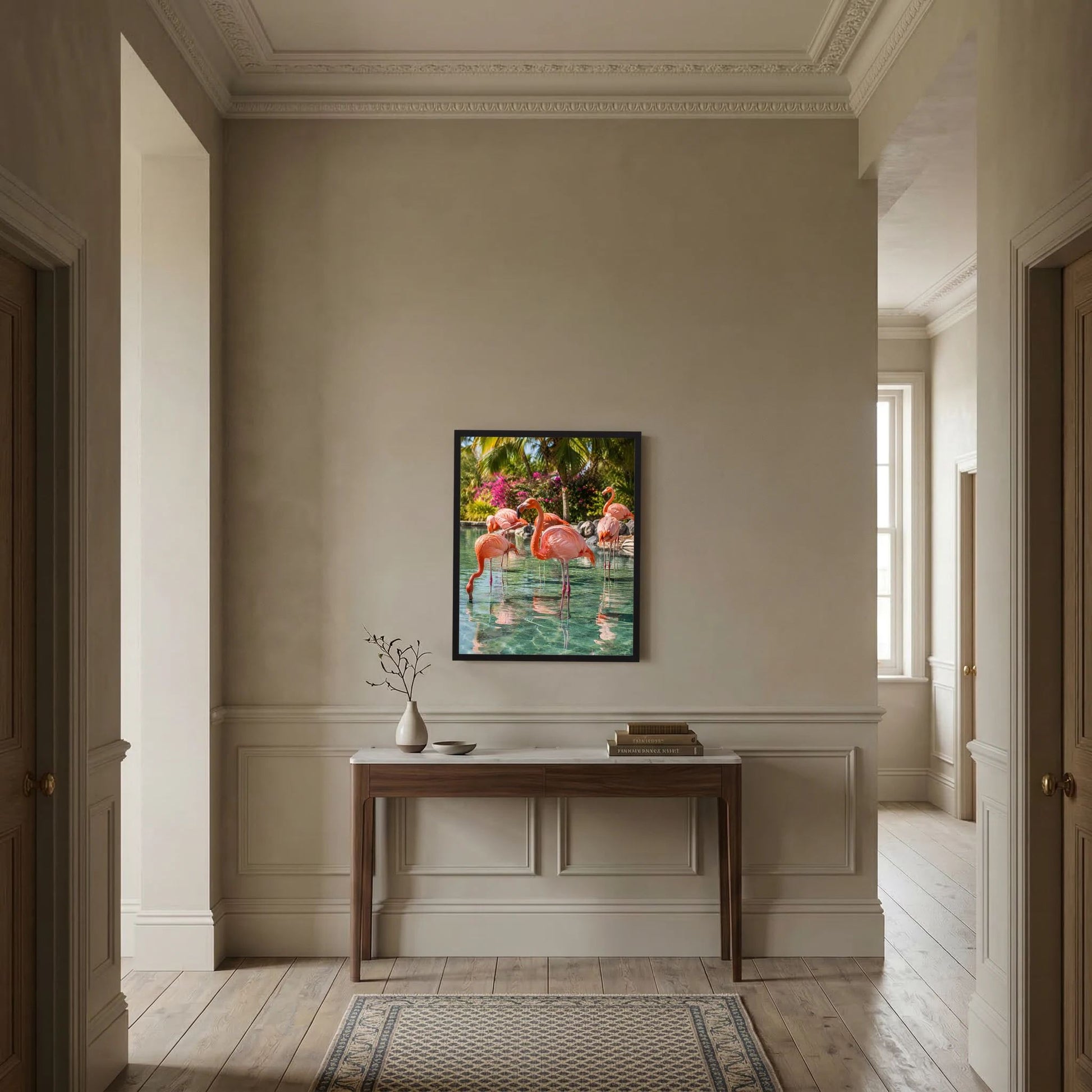 Wandposter im Hochformat mit rosa Flamingos am Wasser, im schwarzen Rahmen