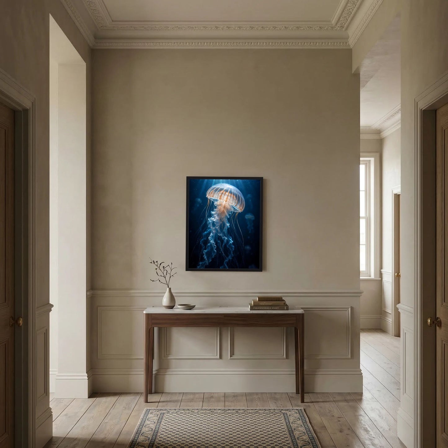 Wandposter mit blauer Qualle unter Wasser im schwarzen Rahmen