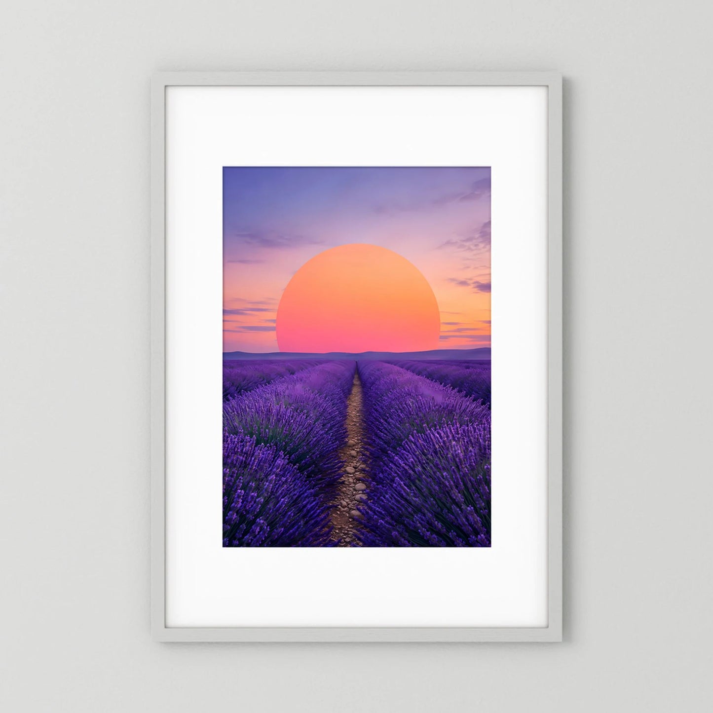 Hochformat-Poster mit Lavendelfeld, violettem Mittelweg und großer orangefarbener Sonne im Sonnenuntergang, weiß gerahmt.