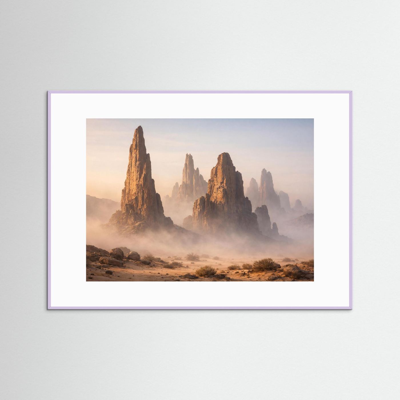 Poster mit Wüstenfelsen im Nebel, weißer Holzrahmen mit hellem Rand