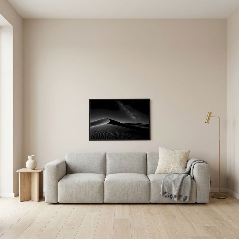 Wandposter Querformat mit Sanddünen und Milchstraße, schwarzer Rahmen