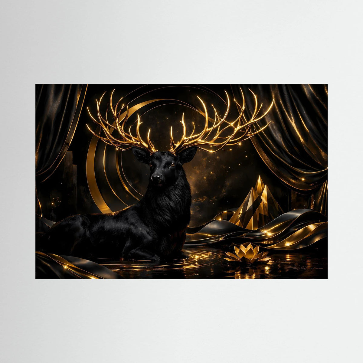 Wandposter im Querformat mit schwarzem Hirsch und goldenem Geweih über dunkler Szene