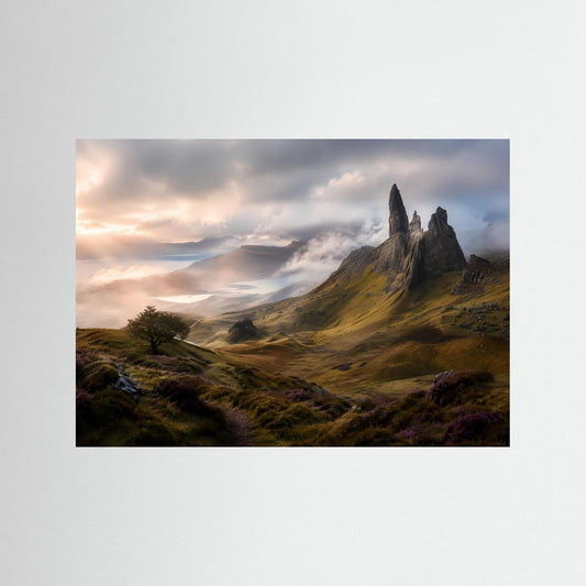 Poster mit schottischer Landschaft: Felsen, grüne Hänge, Sonnenaufgang und Wolken.