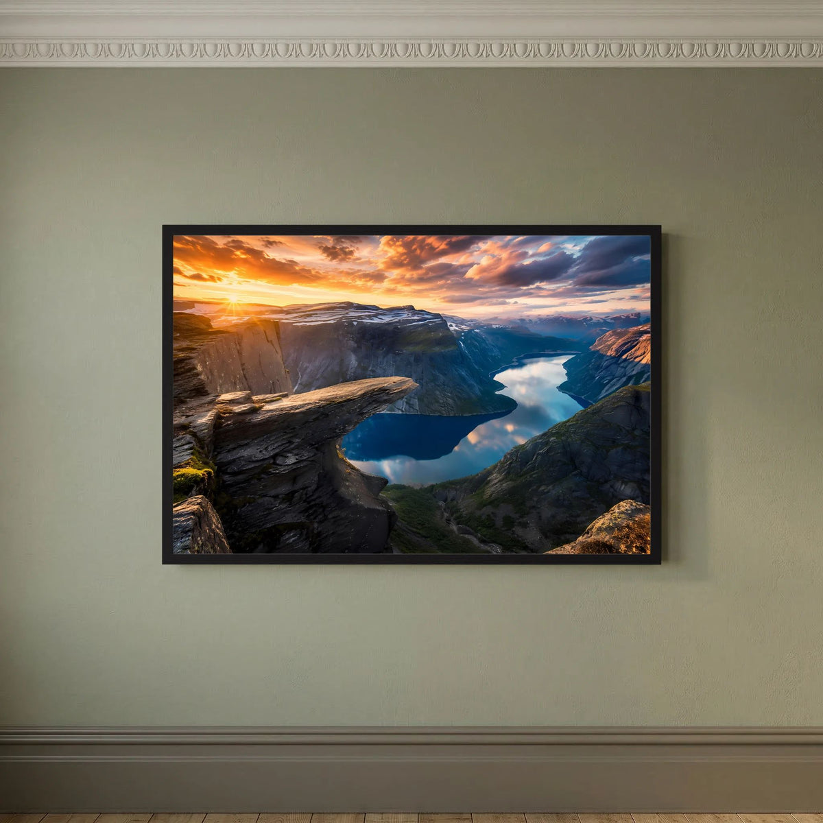 Poster im Querformat mit Fjordlandschaft und Trolltunga bei Sonnenuntergang, dunkler Rahmen