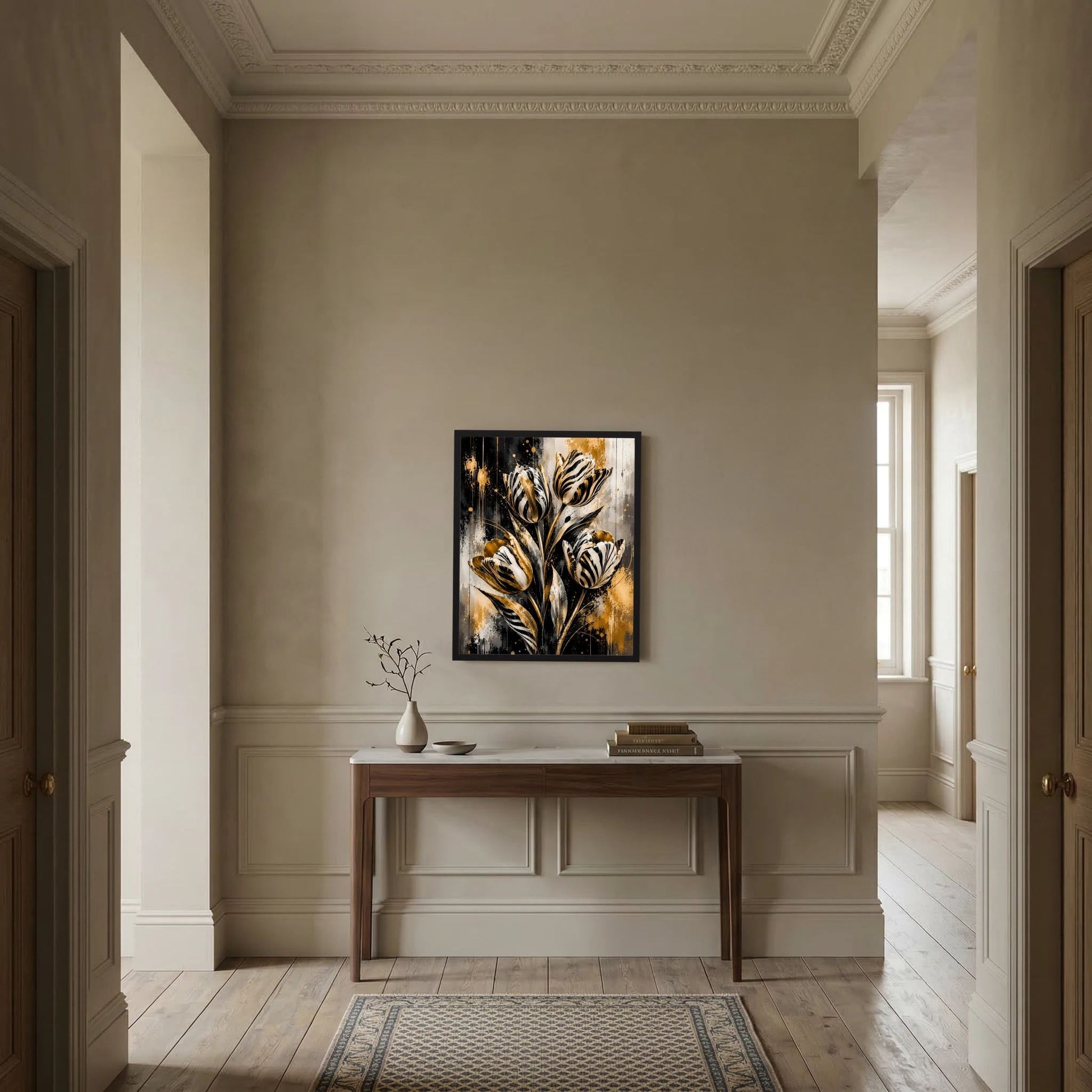 Poster im schwarzen Rahmen: abstrakte Tulpen in Schwarz, Weiß und goldenen Farbspritzern, hochformat