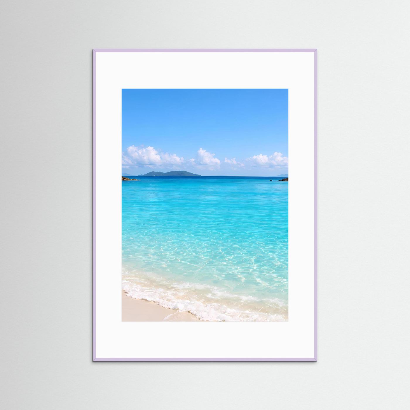 Poster mit Strandmotiv: türkisfarbenes Meer, Sandstrand, im weiß-lila eingefassten Rahmen