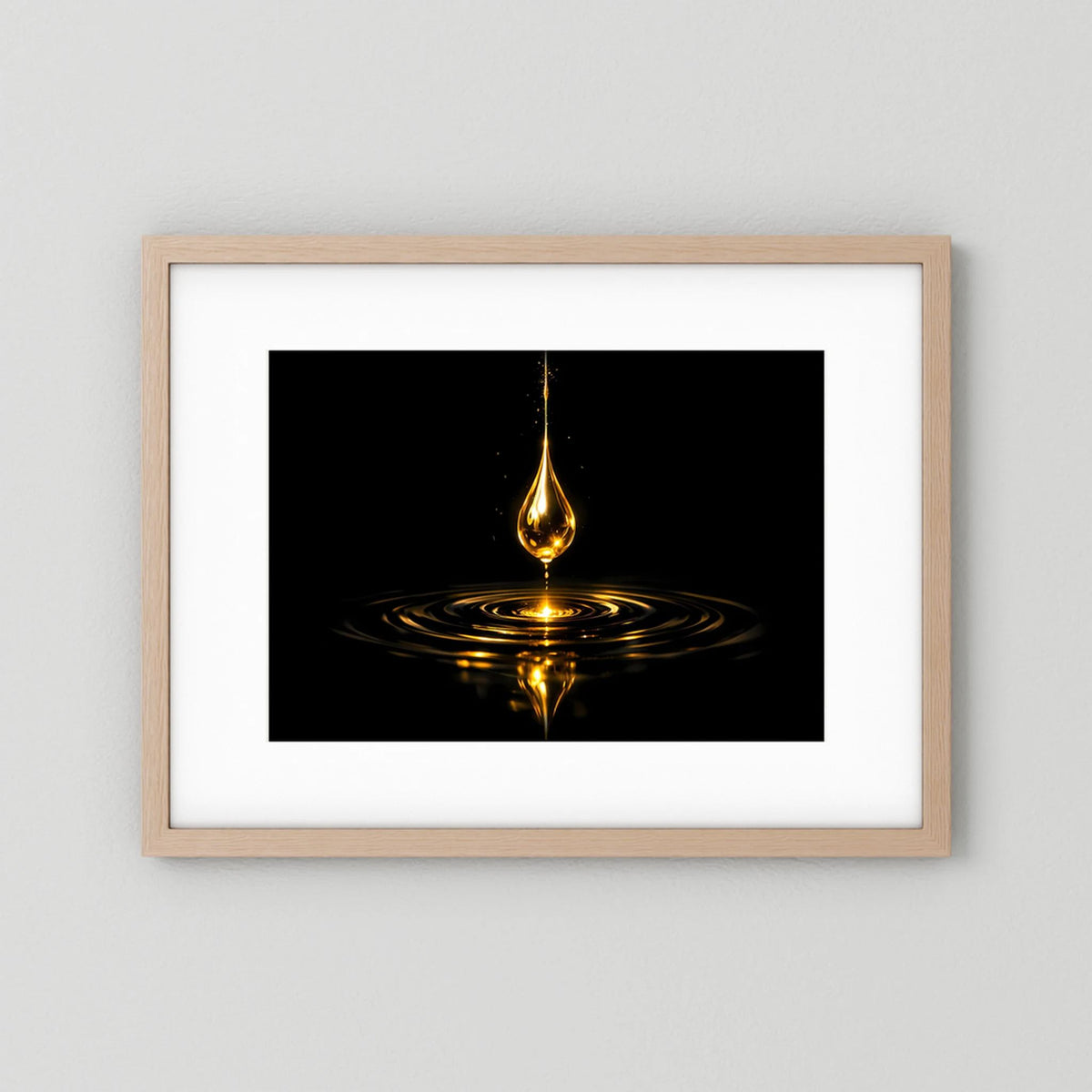 Querformat-Poster mit goldenem Wassertropfen, hellbrauner Holzrahmen