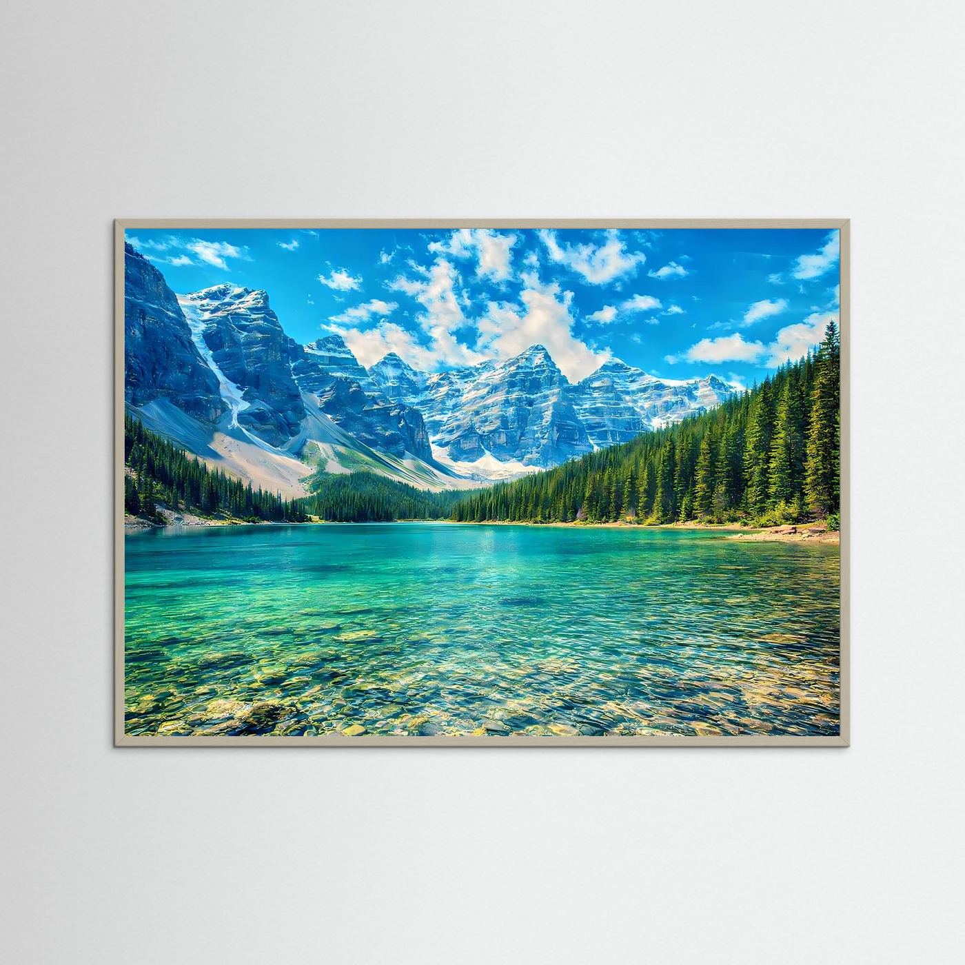 Gerahmtes Wandbild mit türkisblauem Bergsee, Fichtenwald und schroffen Alpen im Himmel