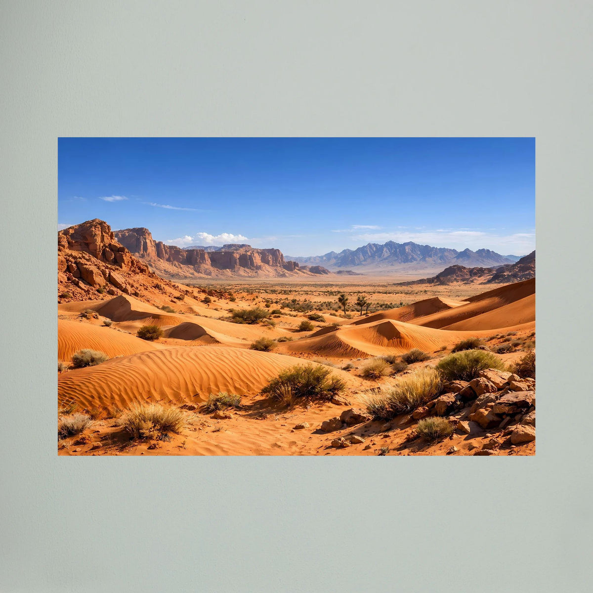 Poster mit Wüstenlandschaft: orange Sanddünen und Bergkulisse im Querformat