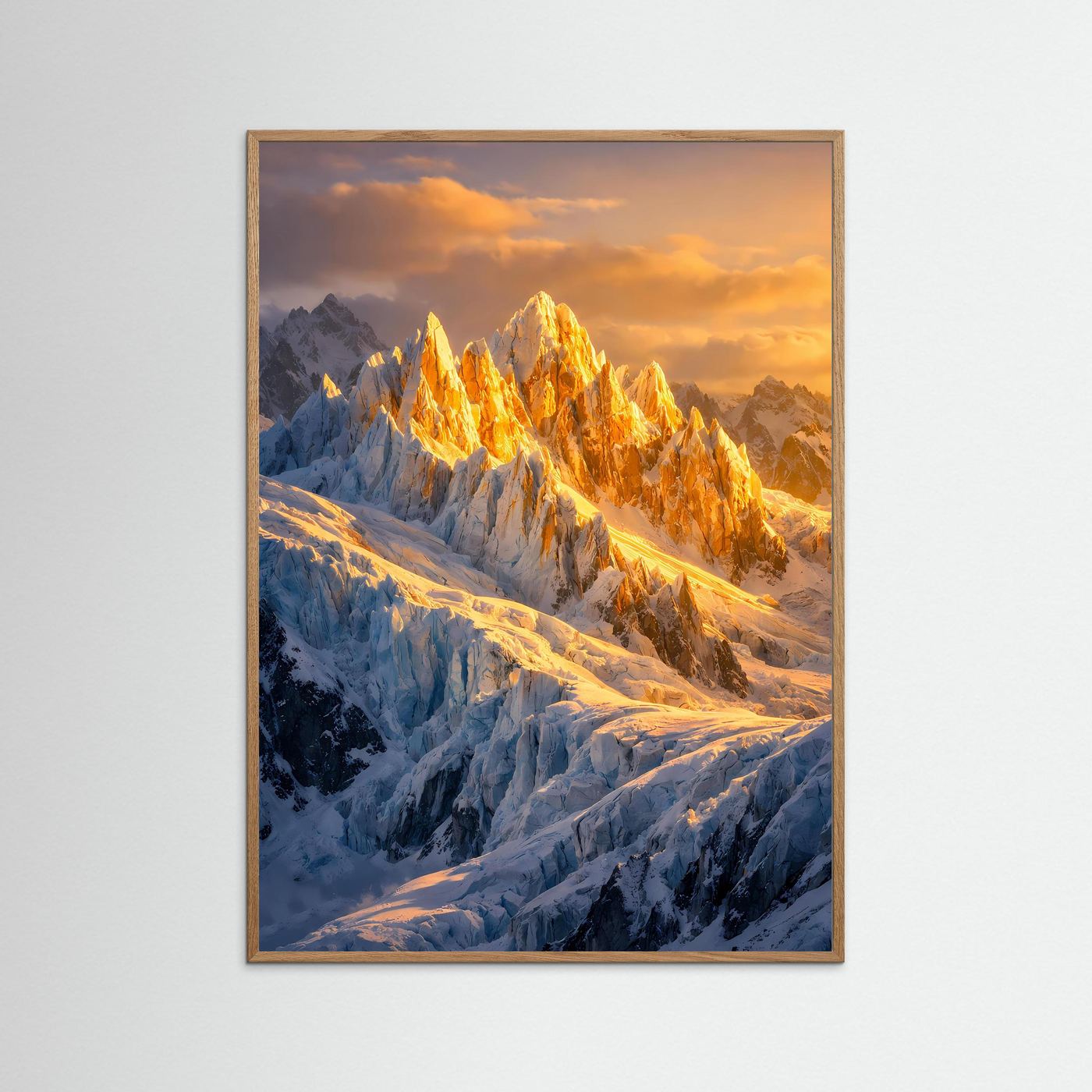 Bergposter im Hochformat mit hellem Holzrahmen und schneebedeckten Tälern