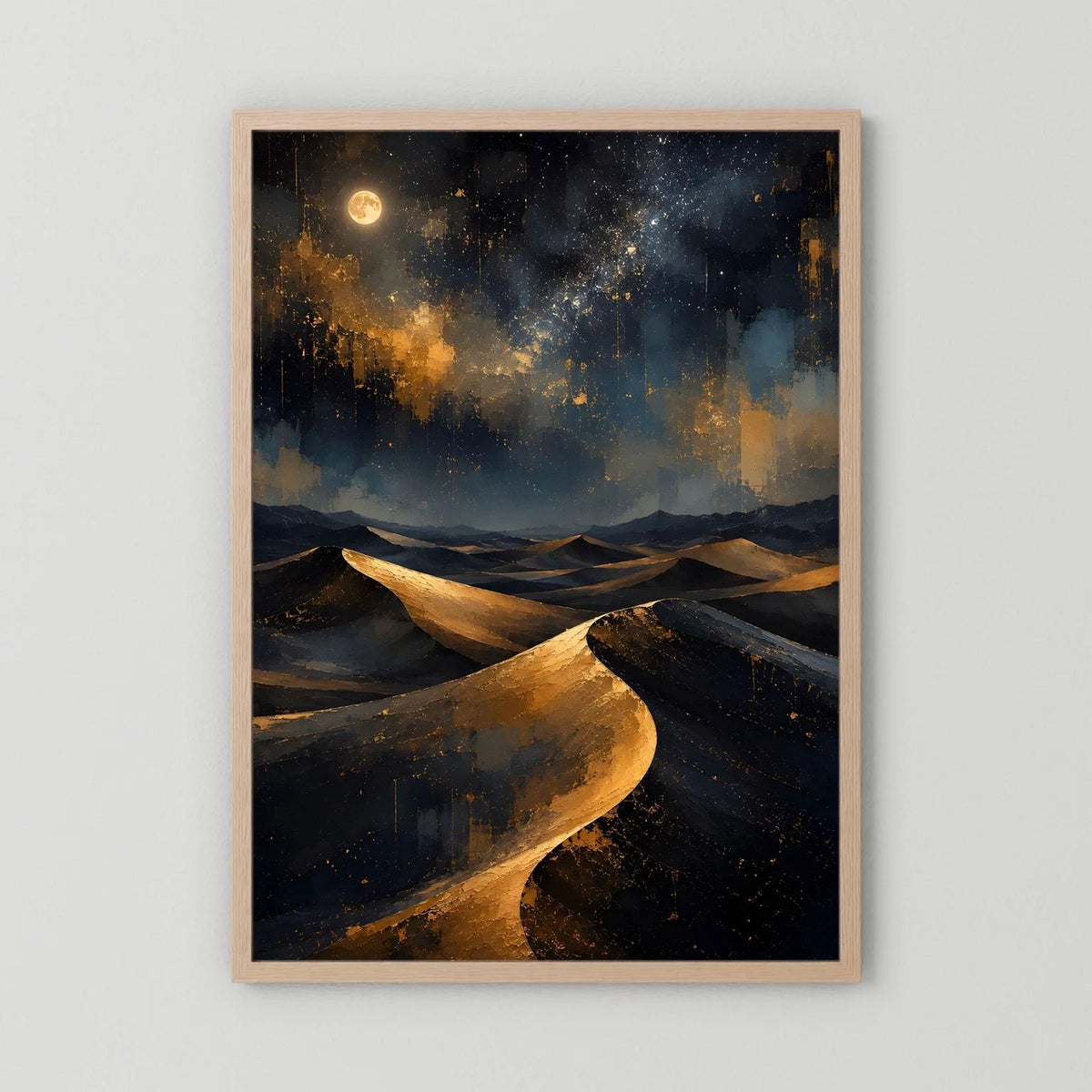 Poster mit goldenen Dünen im Nachthimmel, heller Holzrahmen