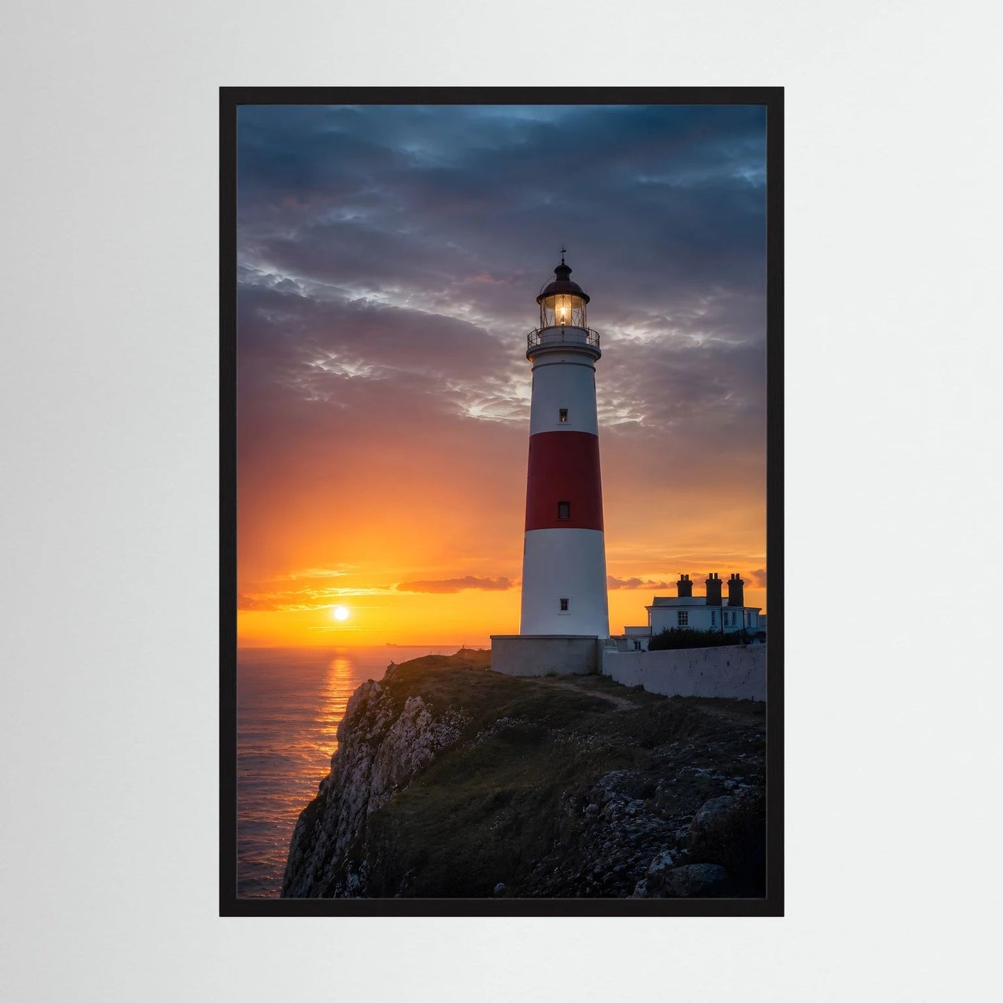 Wandposter mit Leuchtturm am Meer bei Sonnenuntergang, schwarzer Rahmen