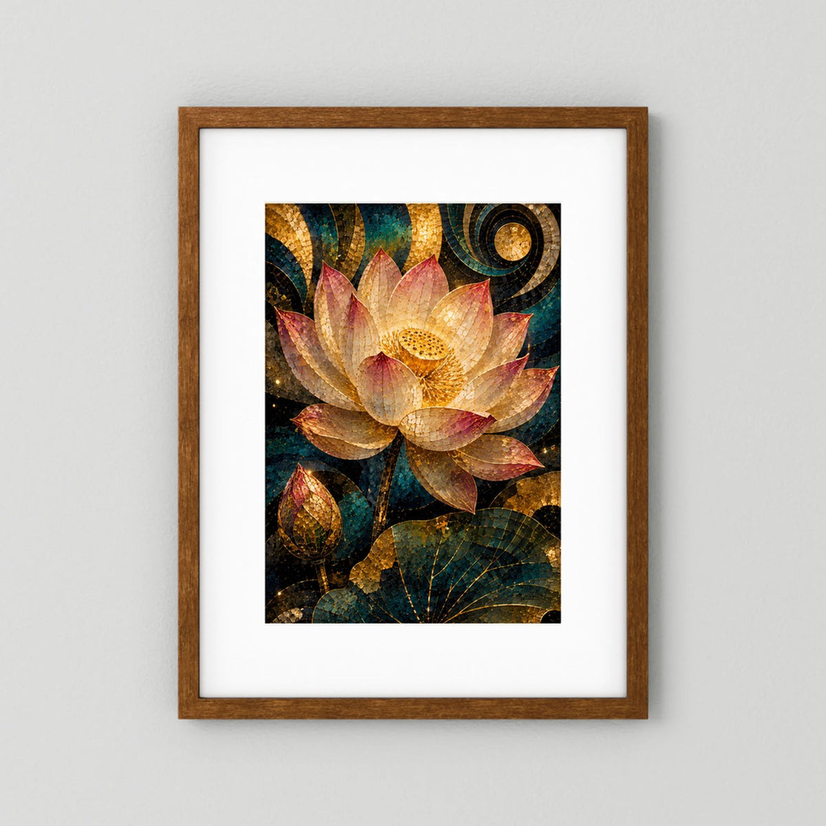 Poster mit Lotusblüte-Mosaik in Gold, Petrol und Rosa, dunkler Holzrahmen mit weißem Rand
