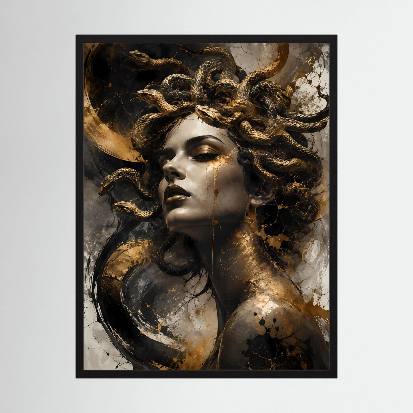 Poster im Hochformat: Medusa mit goldenen Schlangen, schwarzer Rahmen, Gold-Schattierungen