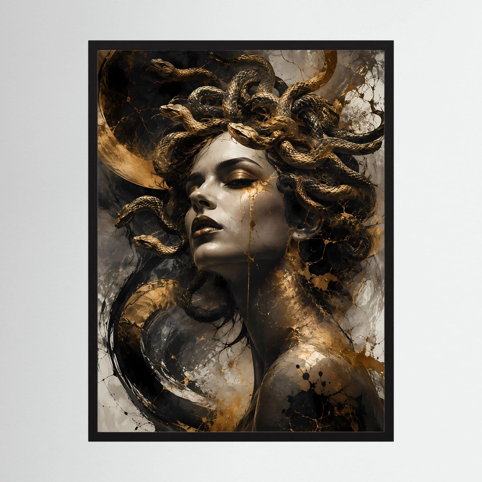 Poster im Hochformat: Medusa mit goldenen Schlangen, schwarzer Rahmen, Gold-Schattierungen