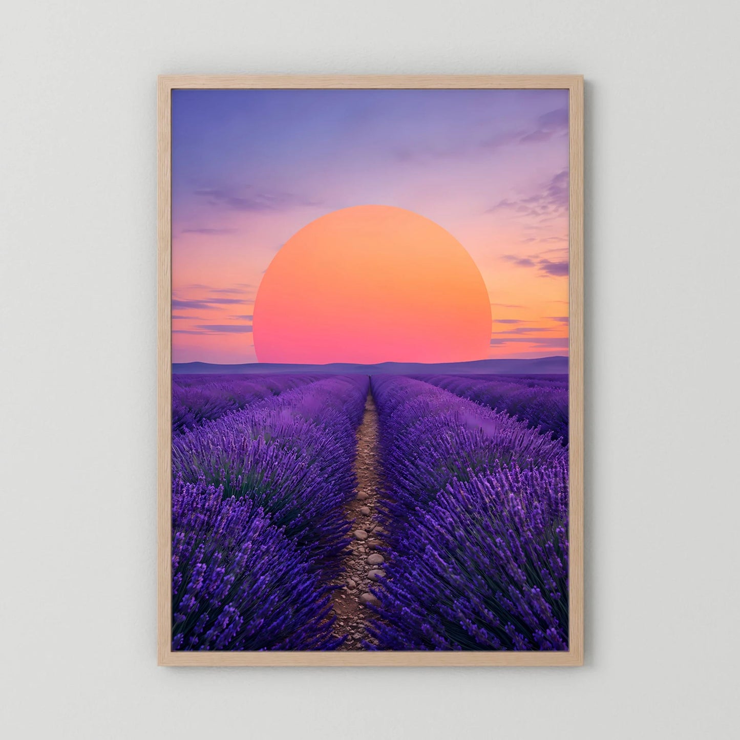 Hochformat-Poster im Holzrahmen: lila Lavendelfeld und orangefarbene Sonne im Sonnenuntergang