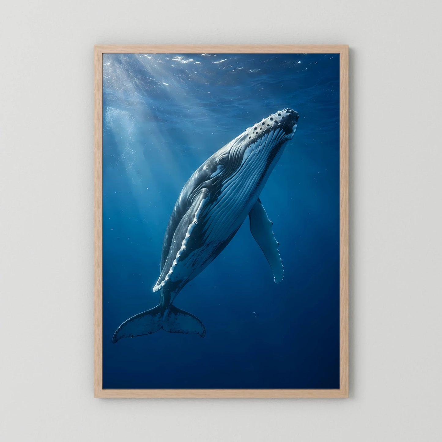 Poster mit Buckelwal unter Wasser, blauer Farbverlauf, Hochformat, Holzrahmen