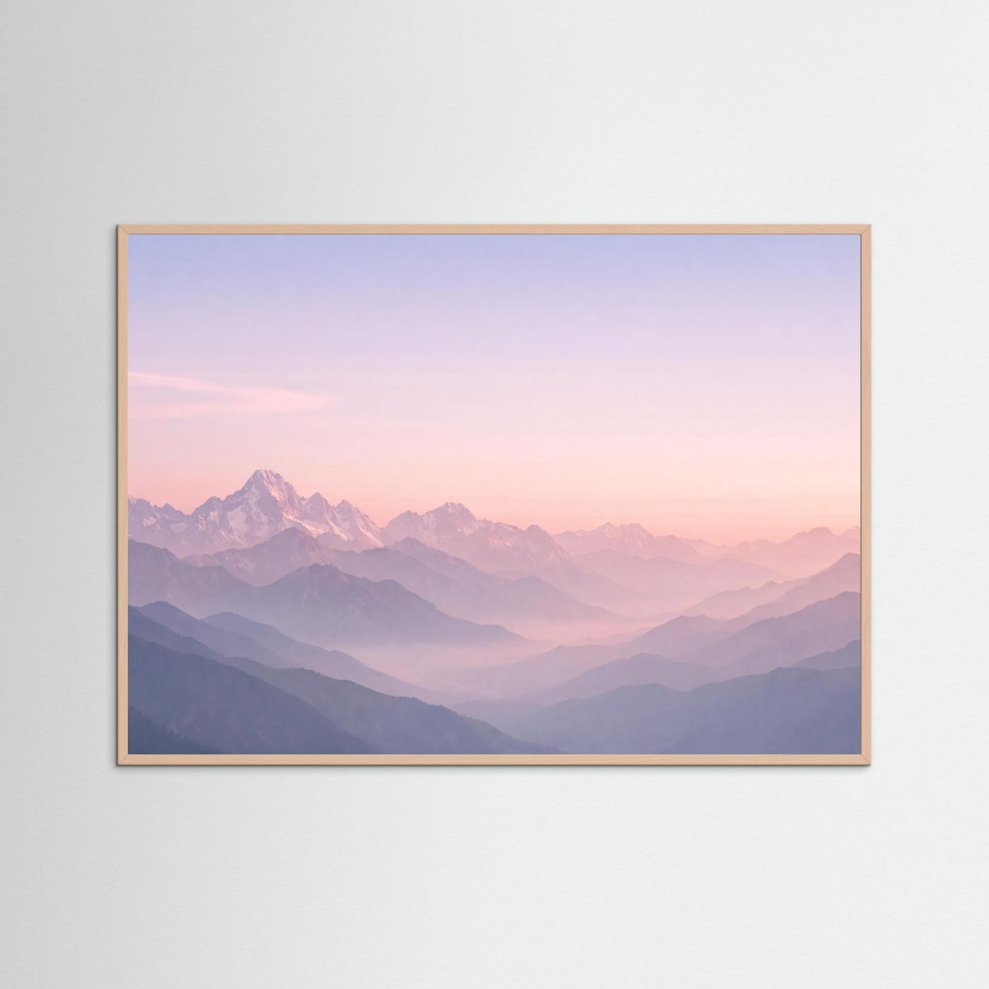 Poster mit Bergkette im Pastell-Morgenlicht, Querformat, roséfarbener Holzrahmen