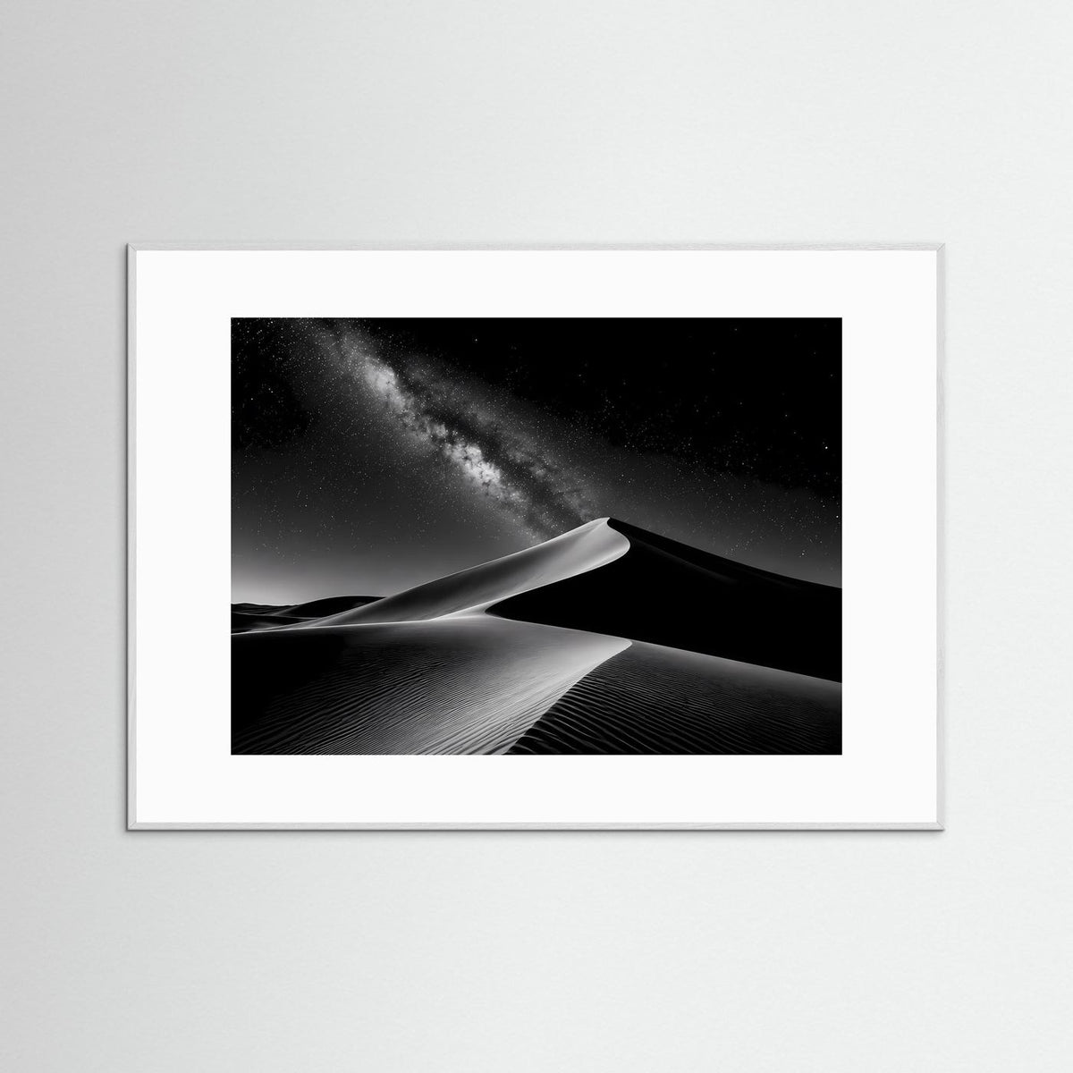 Gerahmtes Schwarzweiß-Poster im Querformat: Sanddünen und Milchstraße, weißer Rahmen
