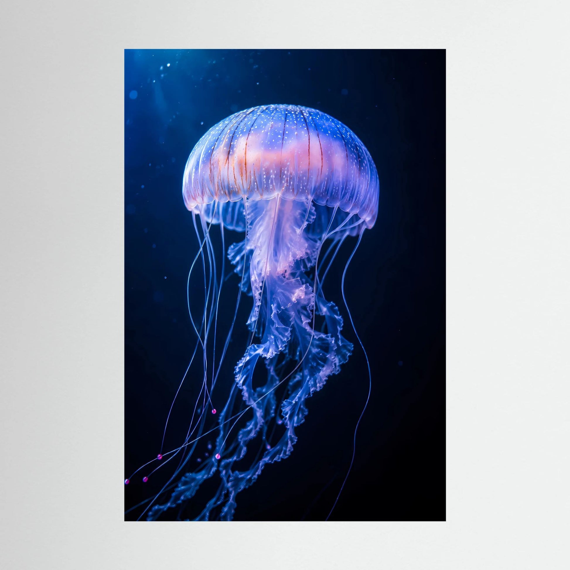 Poster-Motiv einer blau-violetter Leuchtqualle mit Tentakeln, Hochformat