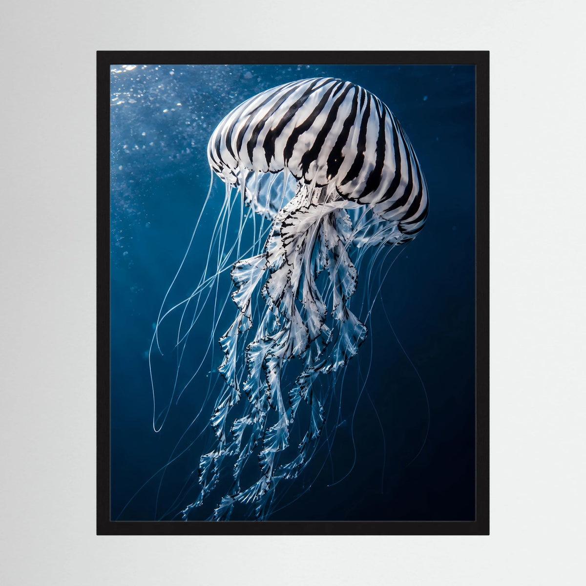 Poster mit Qualle im schwarzen Rahmen, vertikal: gestreifte Qualle vor tiefblauem Meer