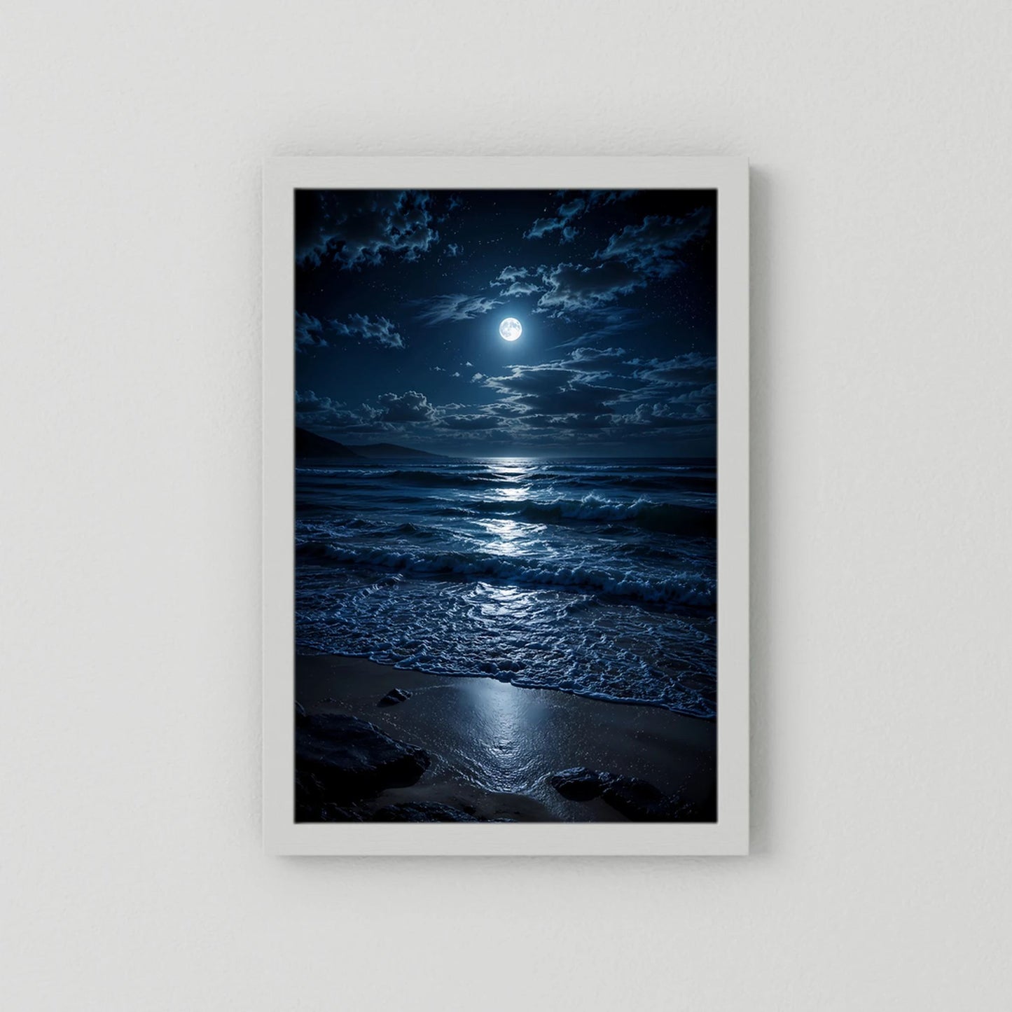 Poster im weißen Rahmen mit nächtlichem Meer, Mond über dunklen Wellen in Blau