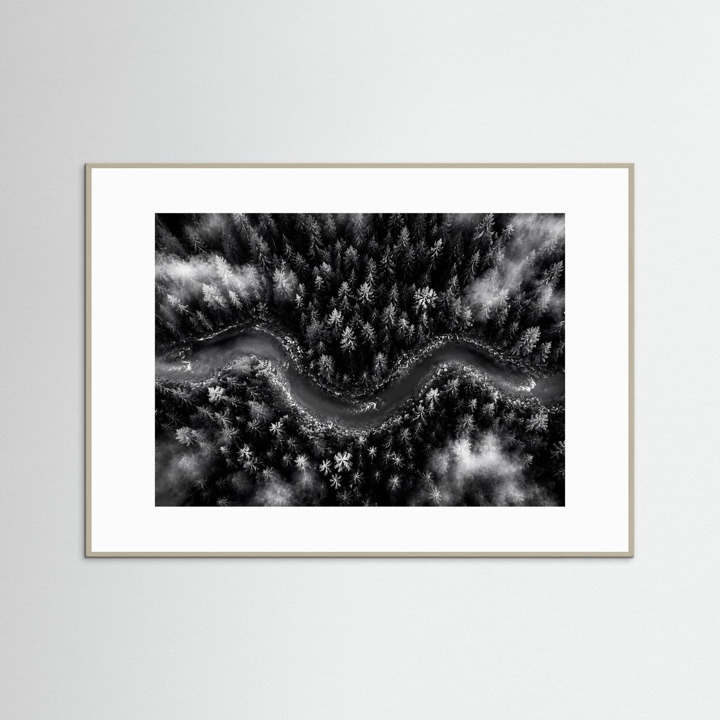 Mystischer Waldfluss im Nebel | Schwarz-Weiß Natur Landschaft – Modernes Poster Querformat