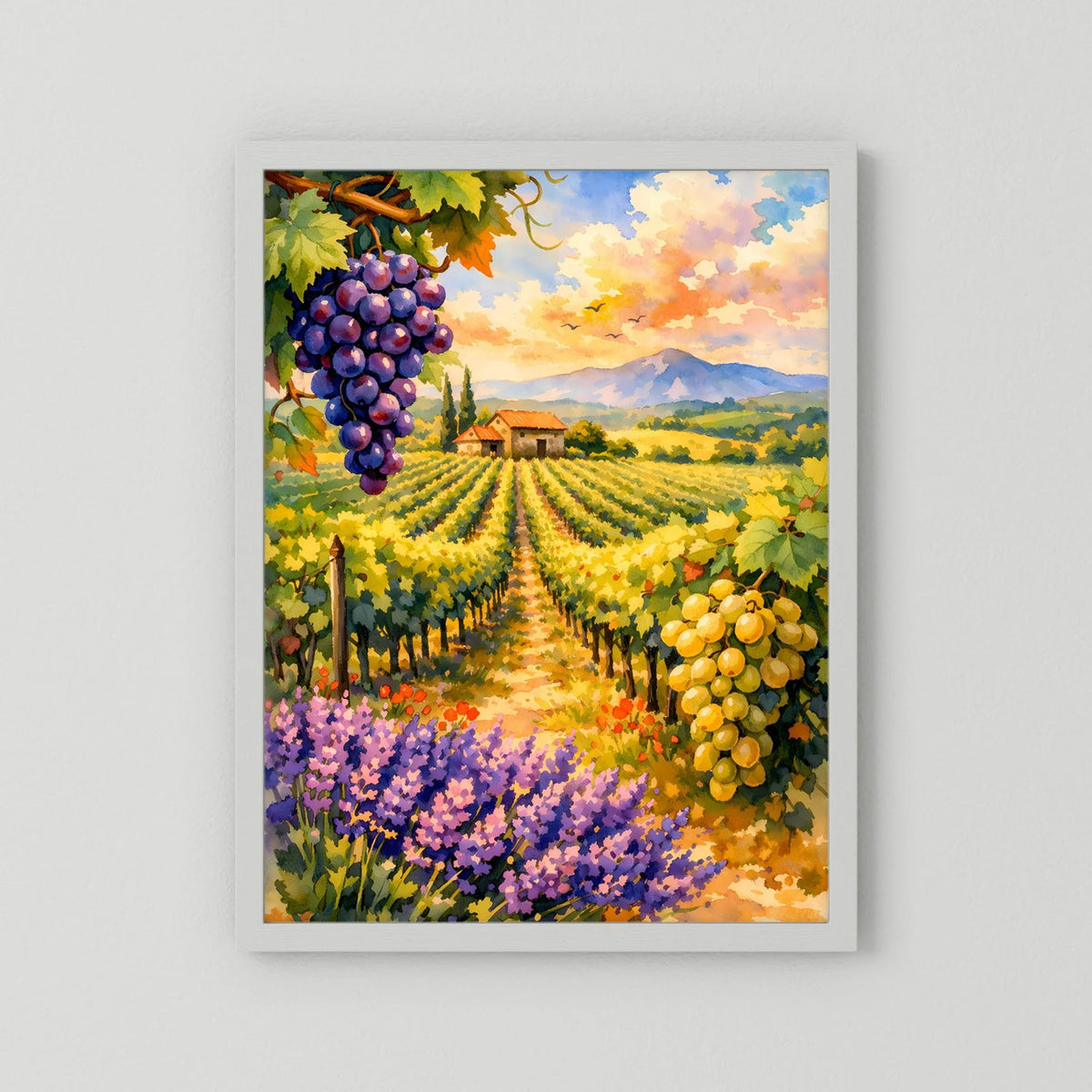 Poster Hochformat mit Weinberg, Trauben und Lavendelblüten im weißen Rand