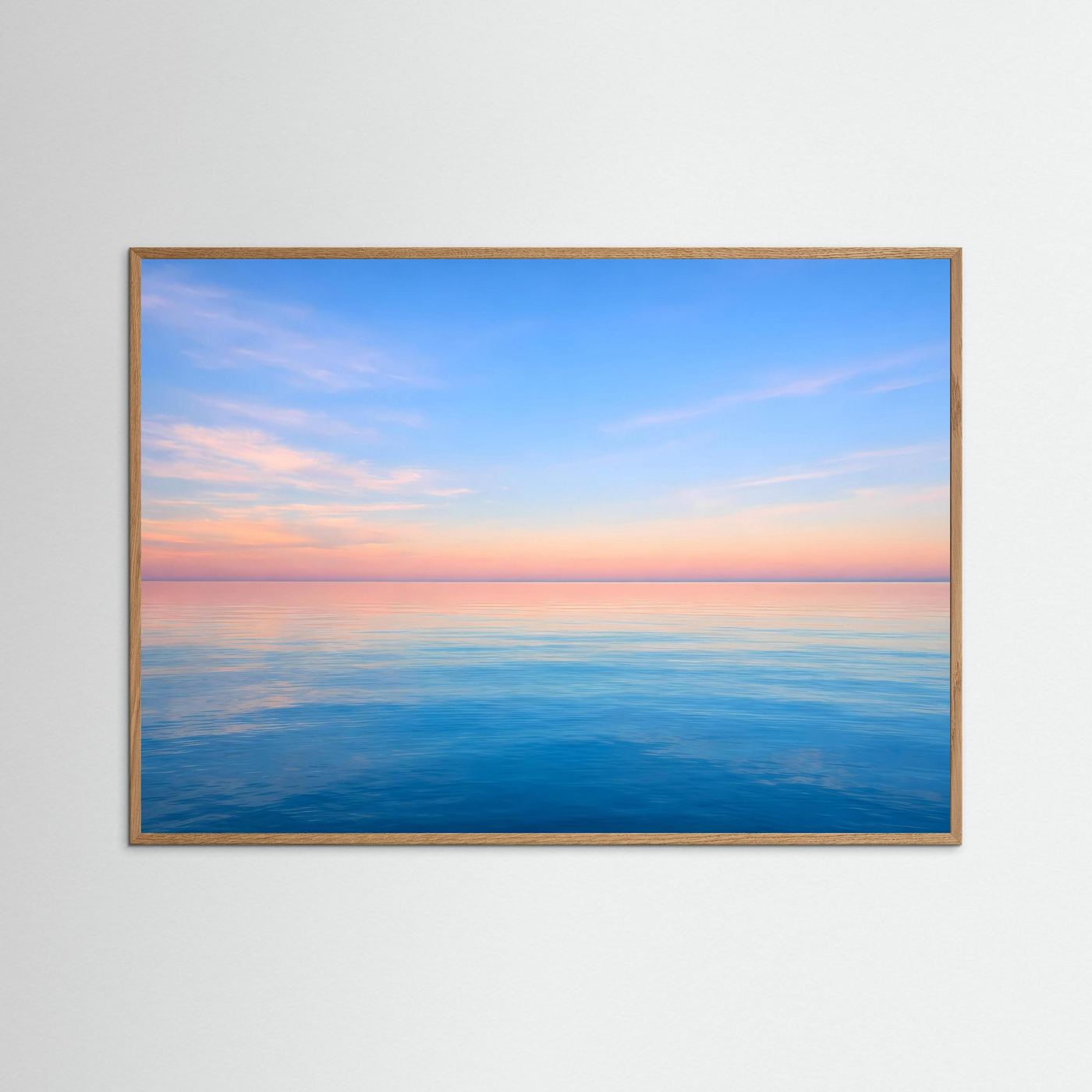 Wandbild mit Meerblick im Abendlicht, naturfarbener Rahmen