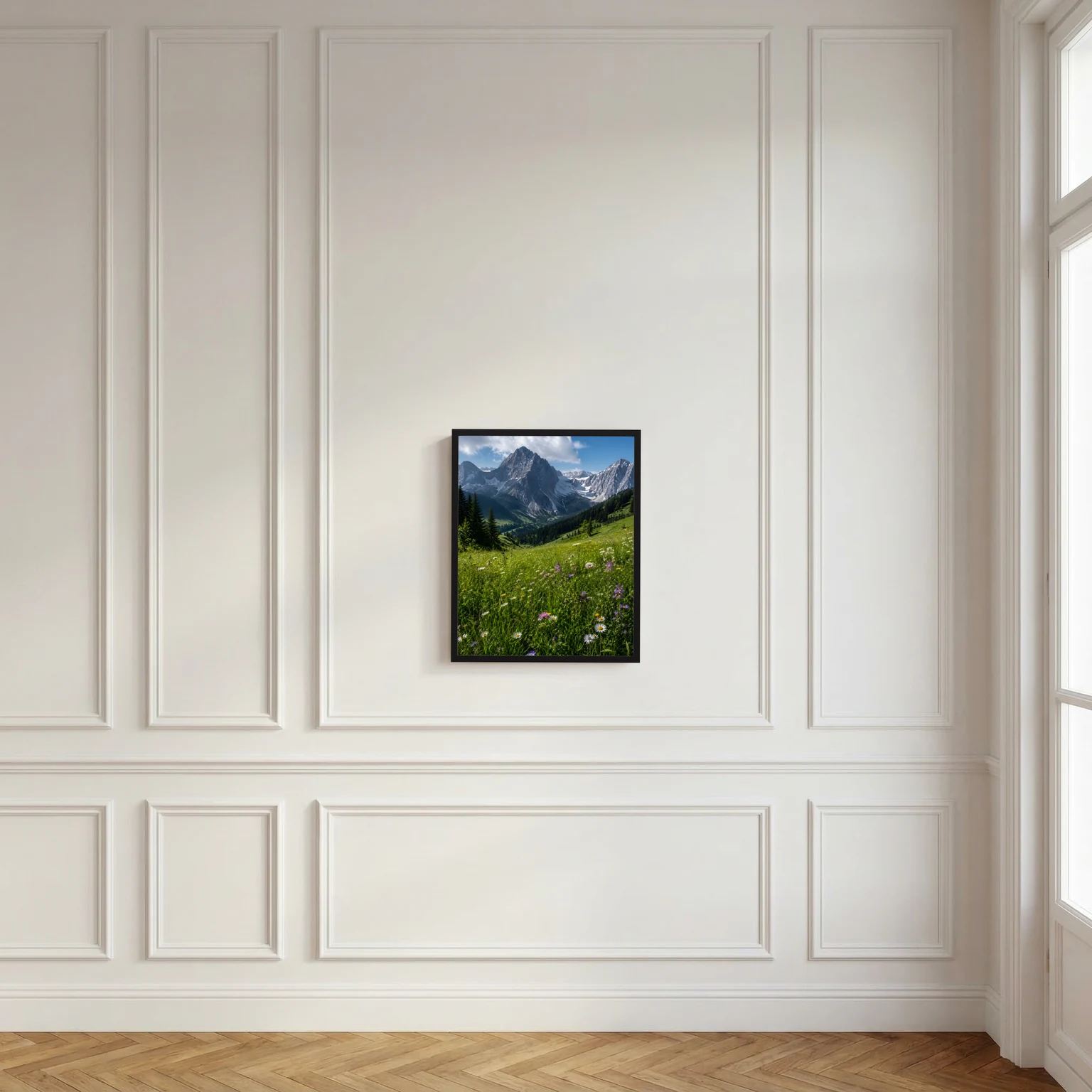 Wandbild im dunklen Rahmen an weißer Paneelwand, Alpenwiese mit Wildblumen