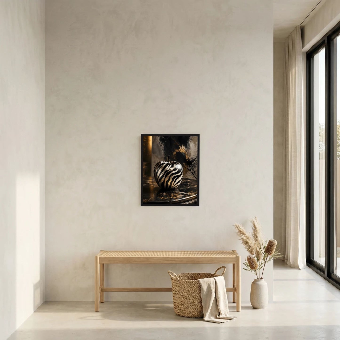 Kleines Kunstposter im schwarzen Rahmen: Zebra-Apfel in Schwarz-Weiß