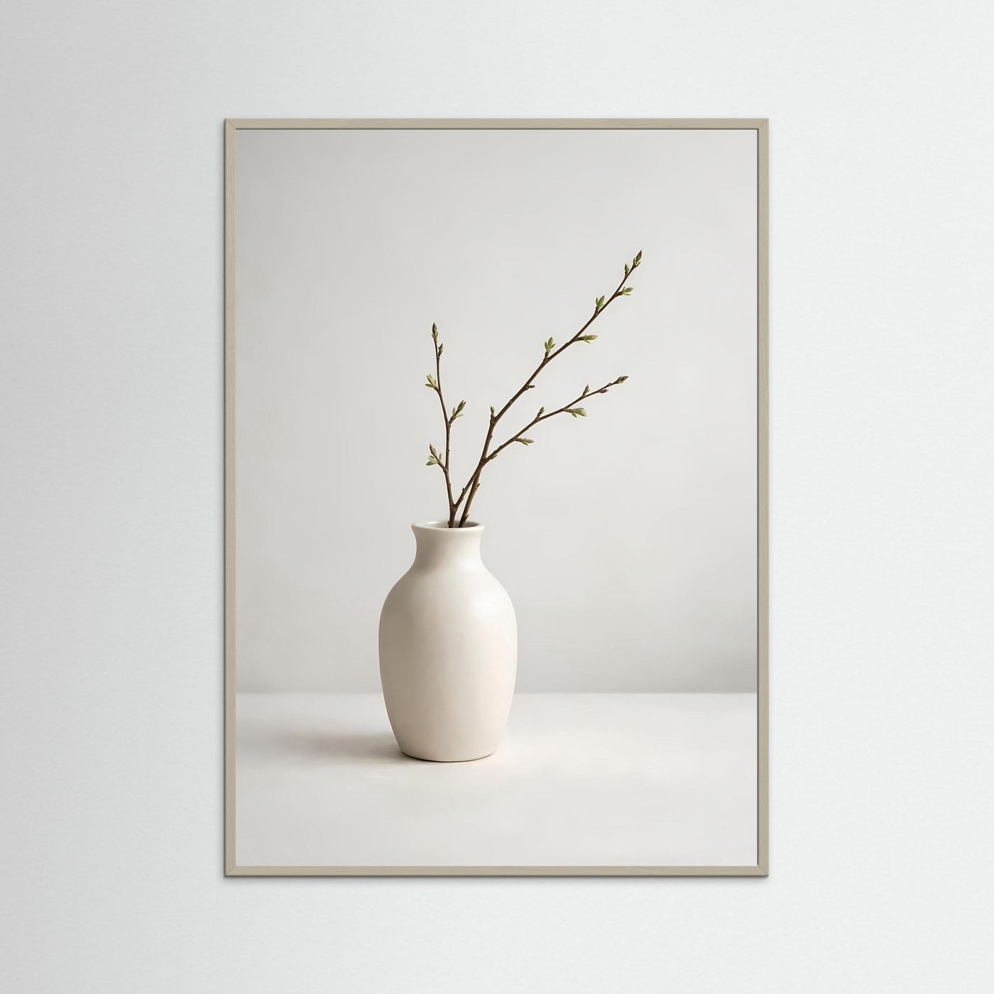 Stillleben-Poster mit cremeweißer Vase und Frühlingszweig, beiger Rahmen, Hochformat