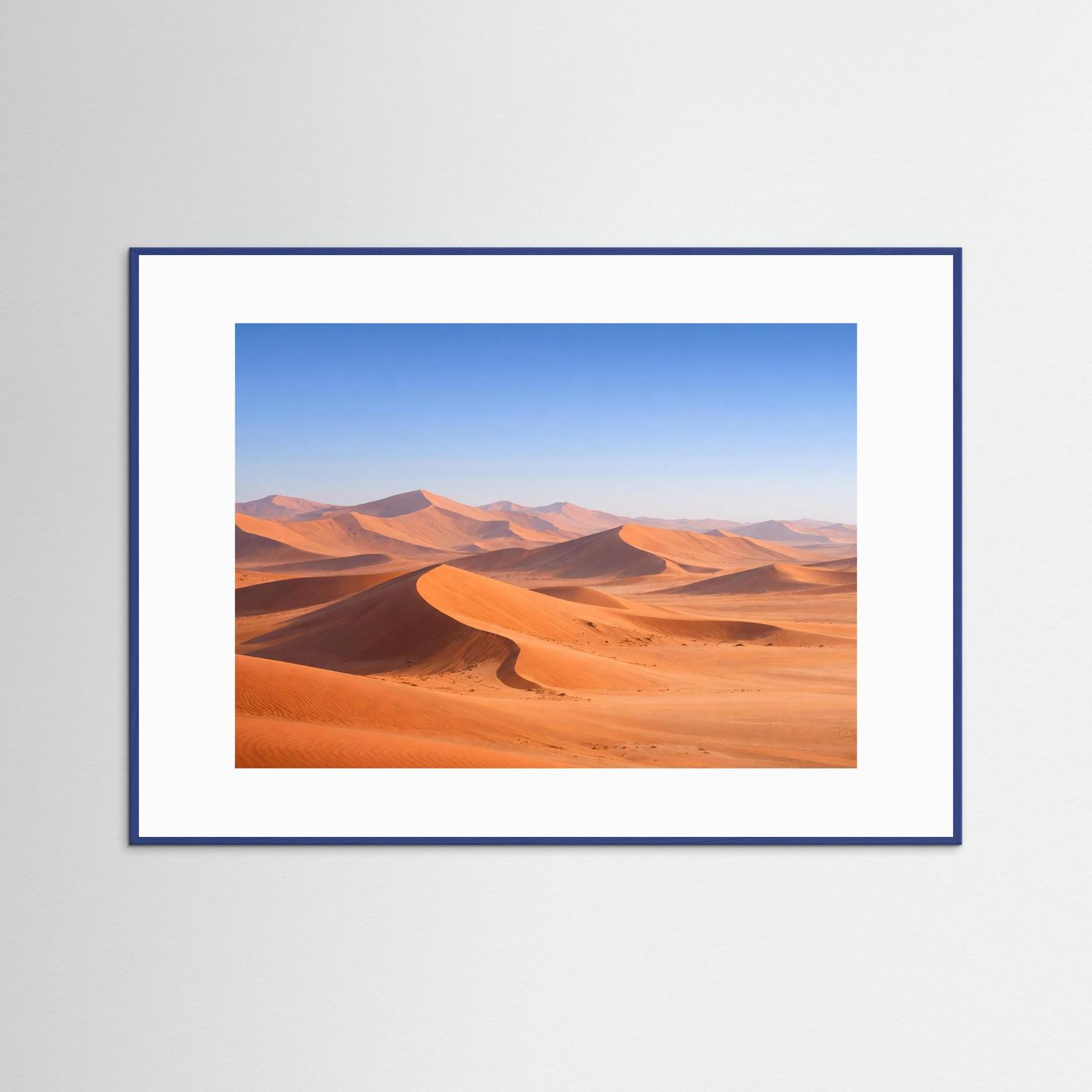 Poster Querformat mit Wüsten-Sanddünen-Motiv, blau gerahmt