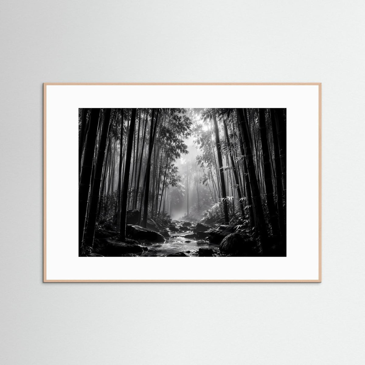 Wandbild mit Schwarzweiß-Bambuswald und Bach, heller Holzrahmen, horizontal