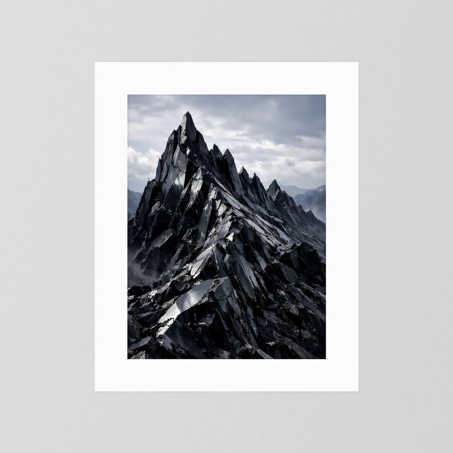 Wandbild-Poster mit weißer Einfassung und Kristallbergmotiv in Schwarz-Grau, Hochformat.