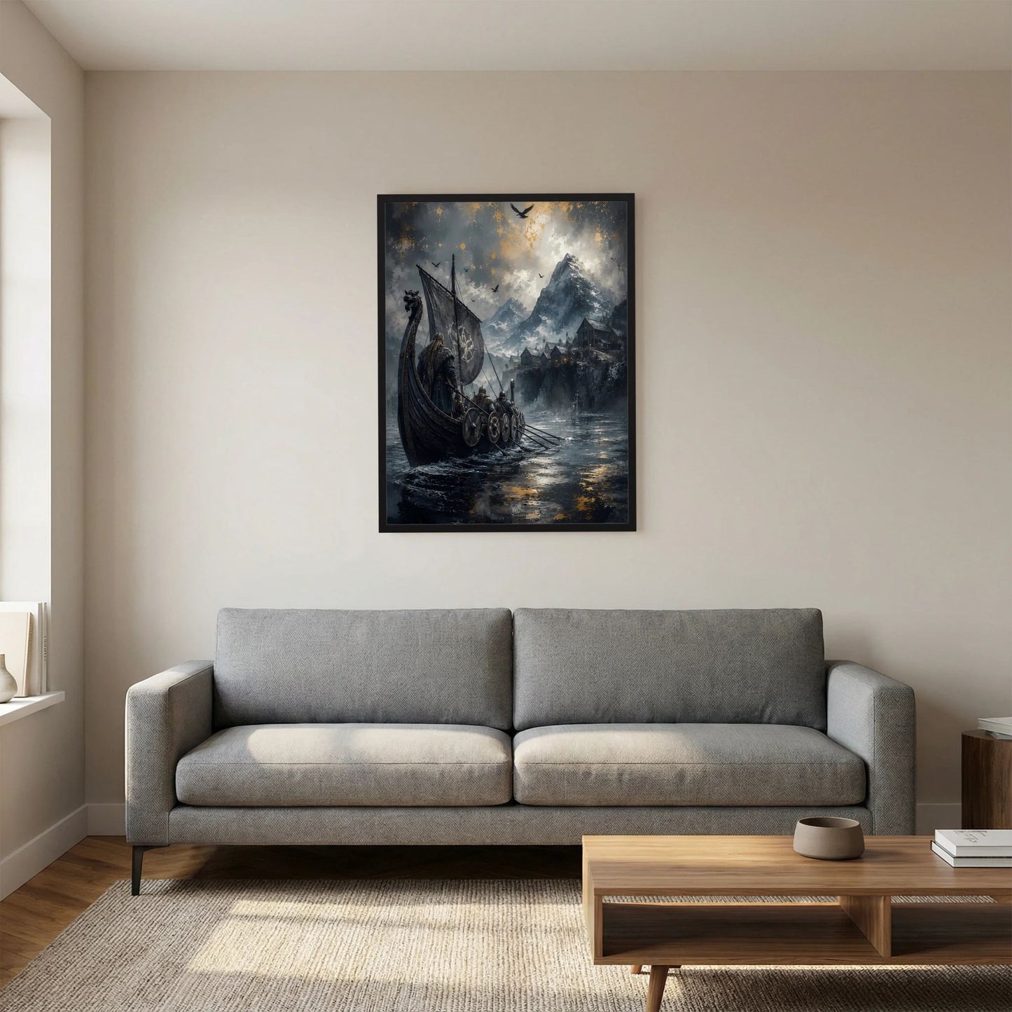 Poster im schwarzen Rahmen: Wikinger-Langschiff im Regen mit goldenem Licht auf Wasser.