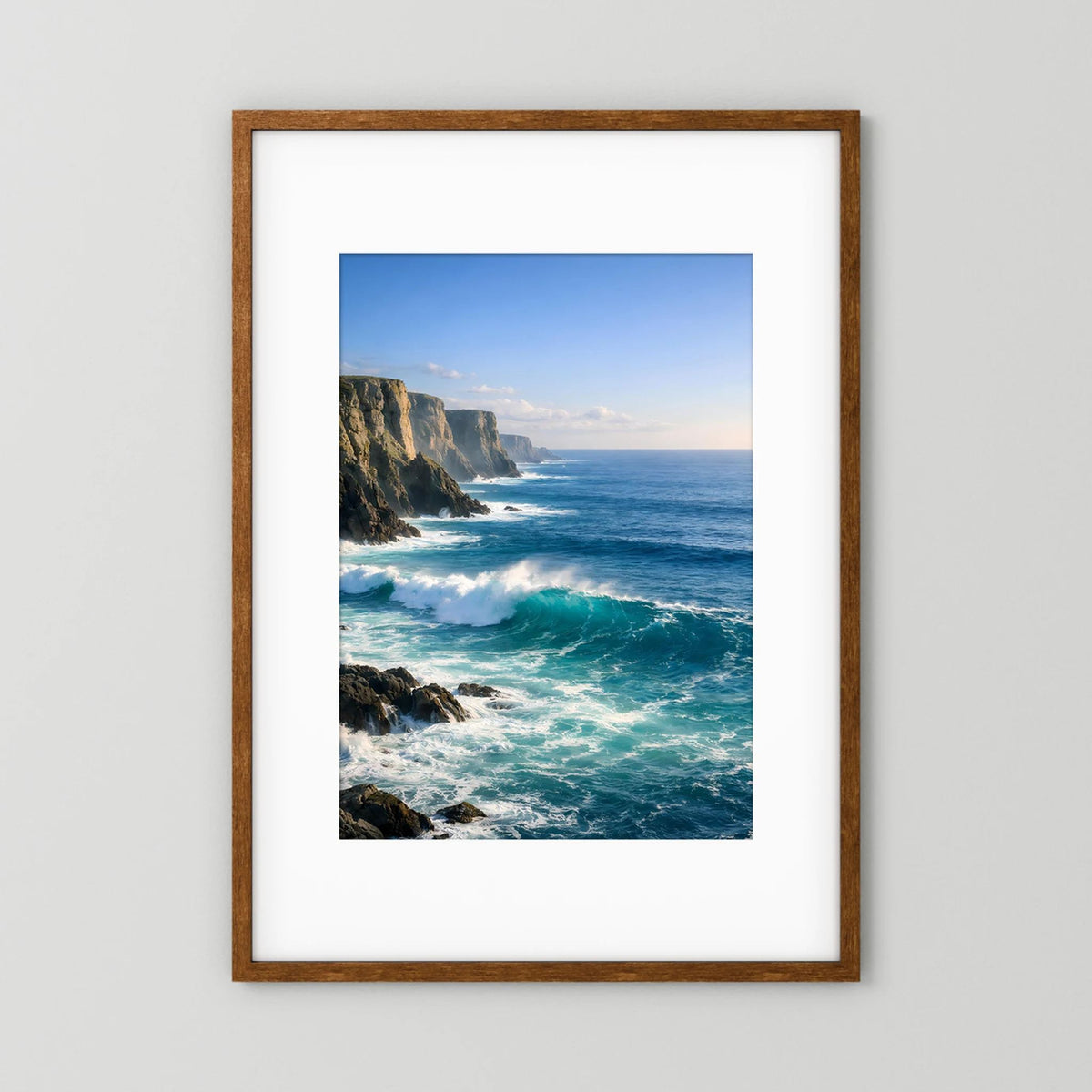 Hochformat-Wandbild mit Passepartout und dunklem Holzrahmen, Küste mit Wellen