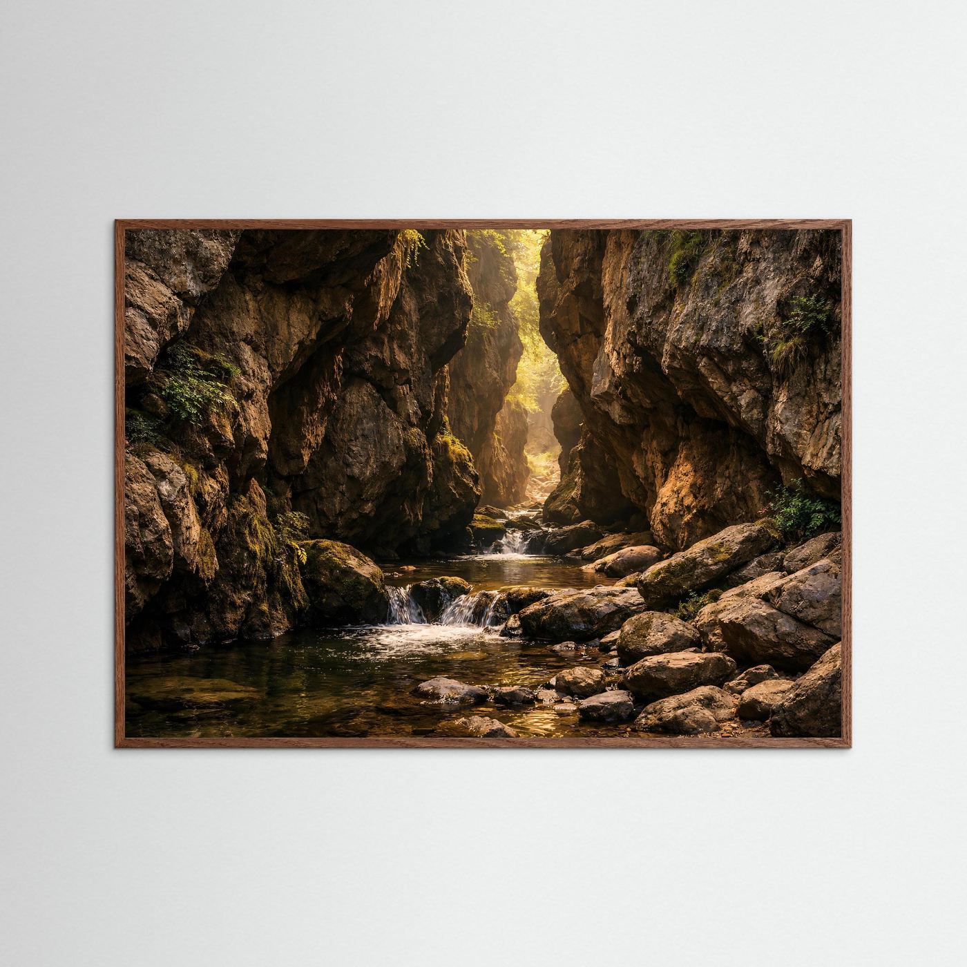 Schluchtposter mit Fluss zwischen Felsen im Querformat, dunkler Eichenrahmen.