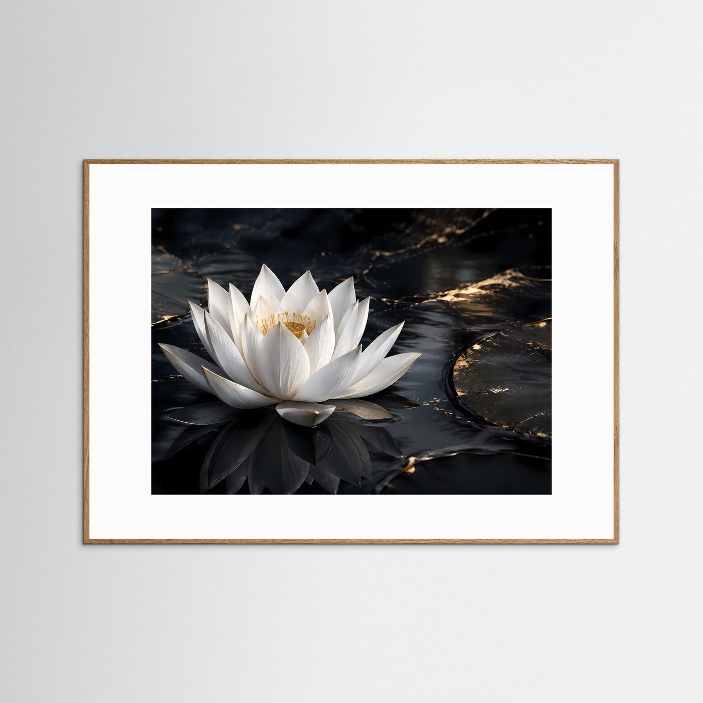 Wandposter: weiße Lotusblüte mit goldener Mitte, dunkles Wasser, brauner Holzrahmen