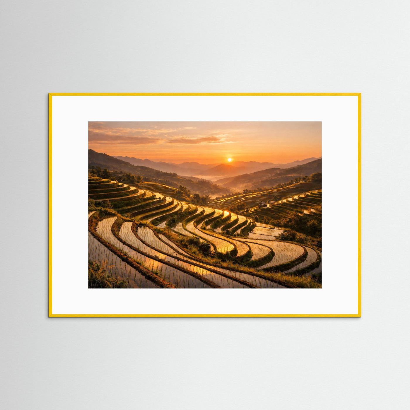Wandbild mit Reisterrassen bei Sonnenuntergang, gelber Rahmen mit weißem Rand