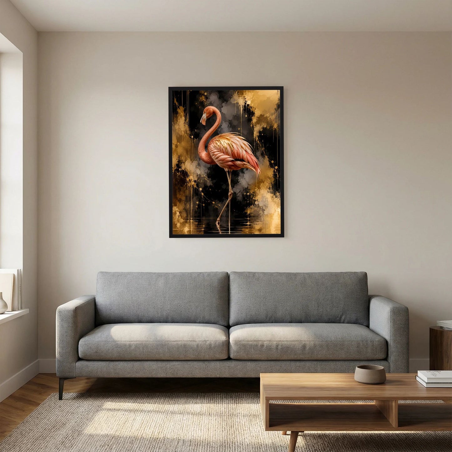 Poster im Hochformat: Flamingo vor gold-schwarzem abstraktem Hintergrund im schwarzen Rahmen