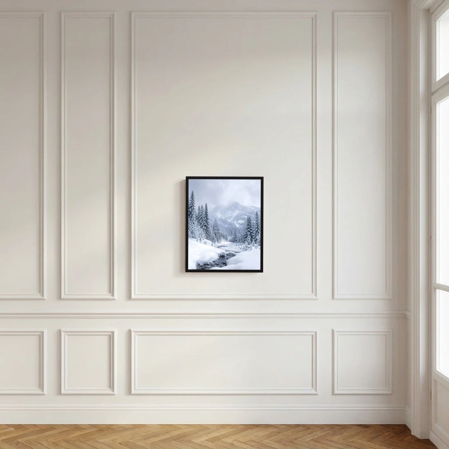 Kleines gerahmtes Poster mit verschneiter Tal- und Berglandschaft vor Wandpaneel