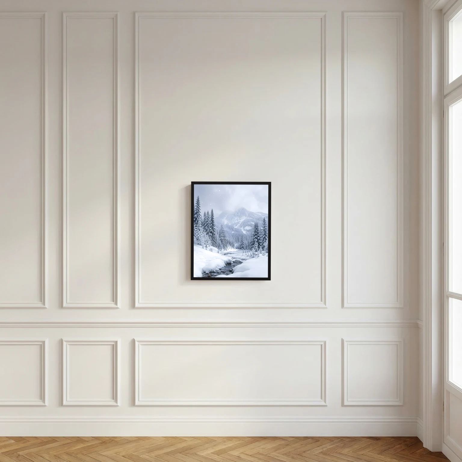 Kleines gerahmtes Poster mit verschneiter Tal- und Berglandschaft vor Wandpaneel