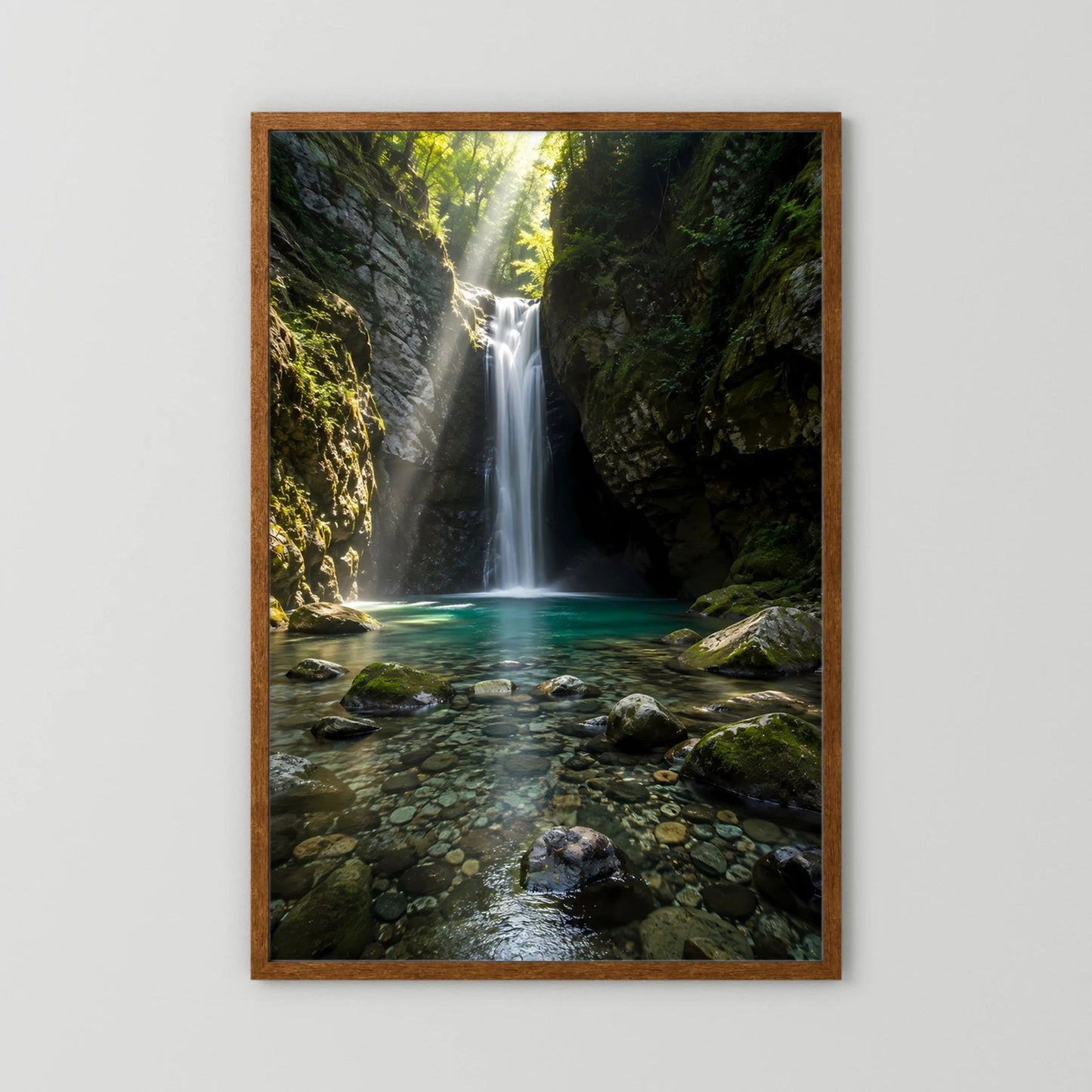 Poster Hochformat: Wasserfall in Felsenschlucht, türkisfarbenes Wasser, brauner Holzrahmen ohne Rand