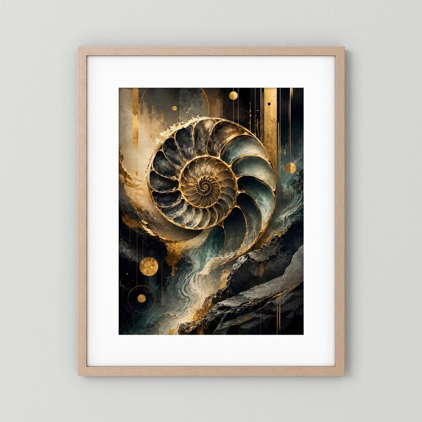 Poster im beigen Holzrahmen mit weißem Rand und Ammonitenspirale in Gold, Schwarz und Petrol