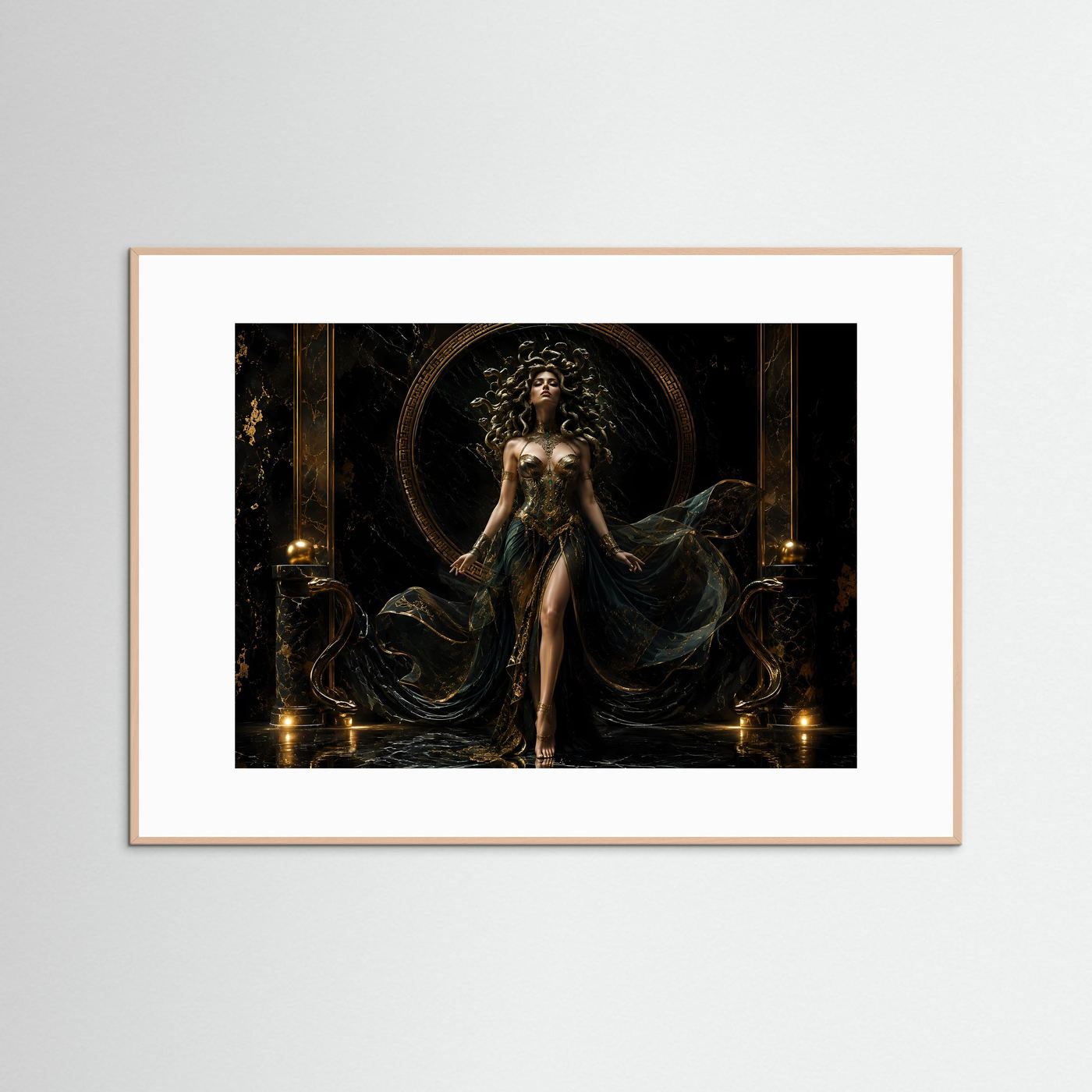 Majestätische Medusa in Schwarz und Gold | Griechische Mythologie & Mystik Poster