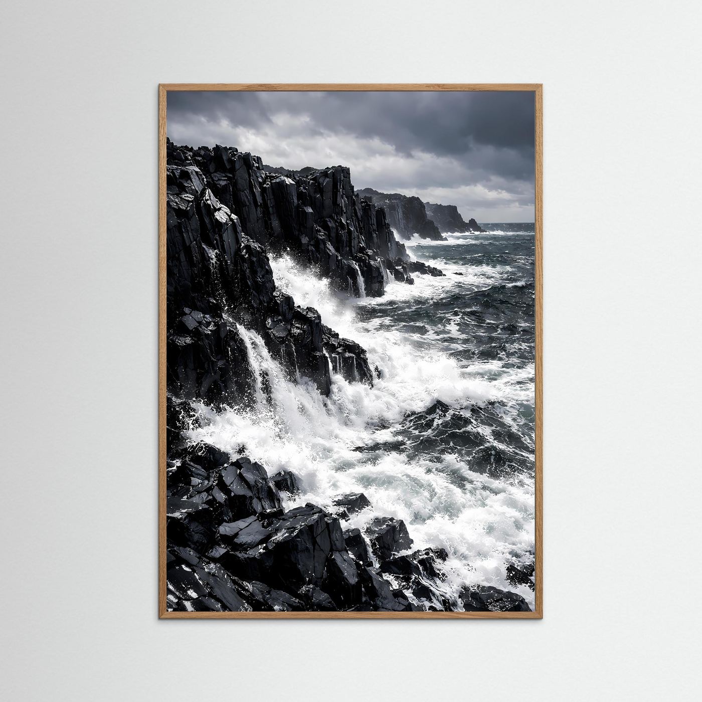 Wandbild-Poster mit dunklem Holzrahmen, Klippenmeer und weißer Brandung im Hochformat